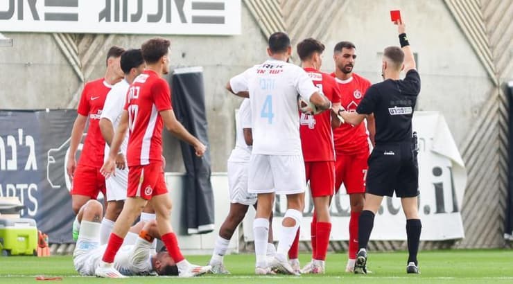 אחמד עאבד רואה את הכרטיס האדום