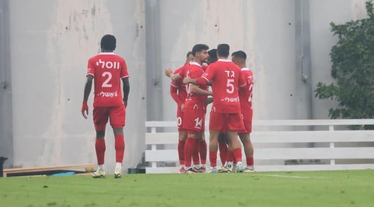 שחקני הפועל רעננה חוגגים