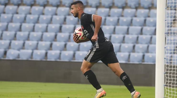 מוחמד חטיב לוקח את הכדור מהשער