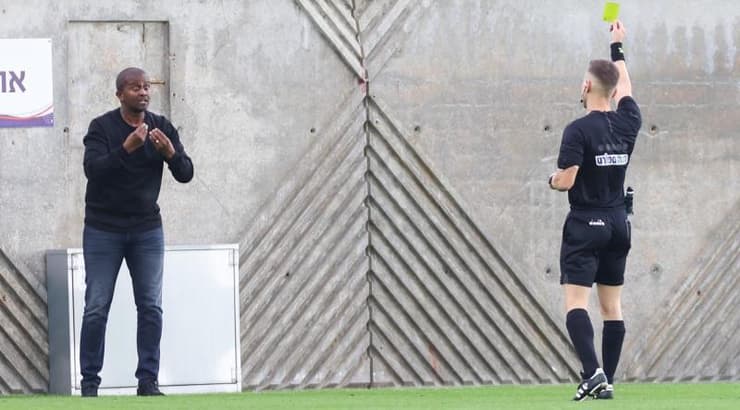 מסאי דגו רואה את הכרטיס צהוב