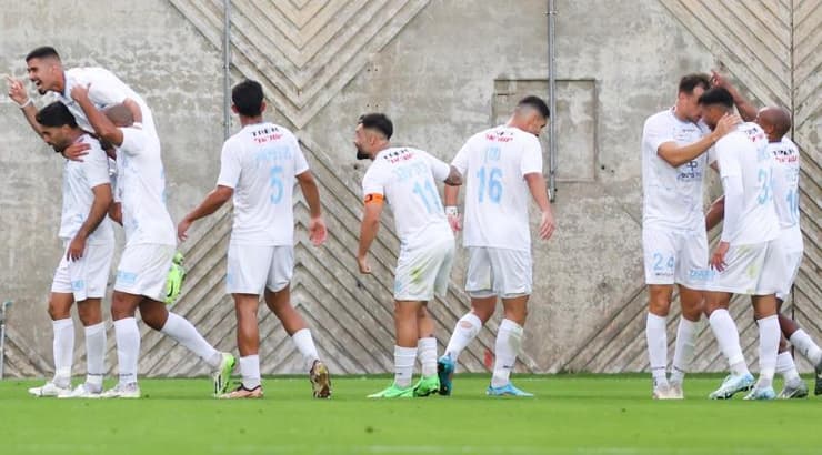 שחקני מכבי קביליו יפו חוגגים