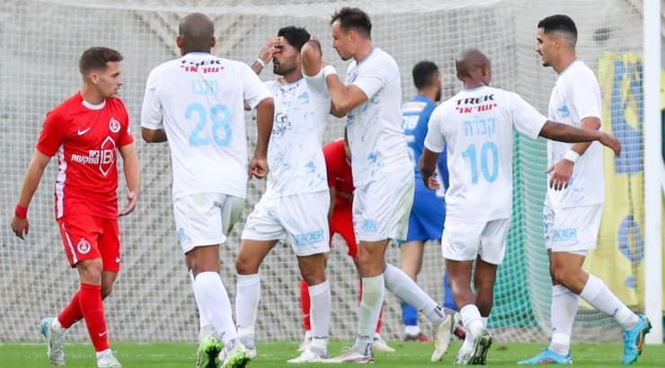 שחקני מכבי קביליו יפו חוגגים