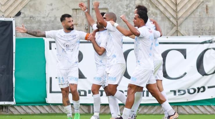 שחקני מכבי קביליו יפו חוגגים