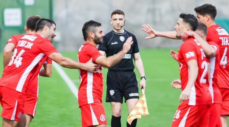 שחקני הפועל תל אביב חוגגים