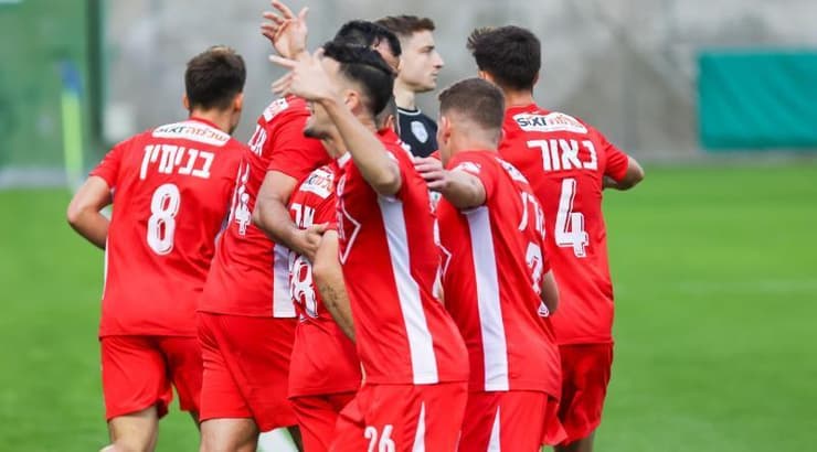 שחקני הפועל תל אביב חוגגים