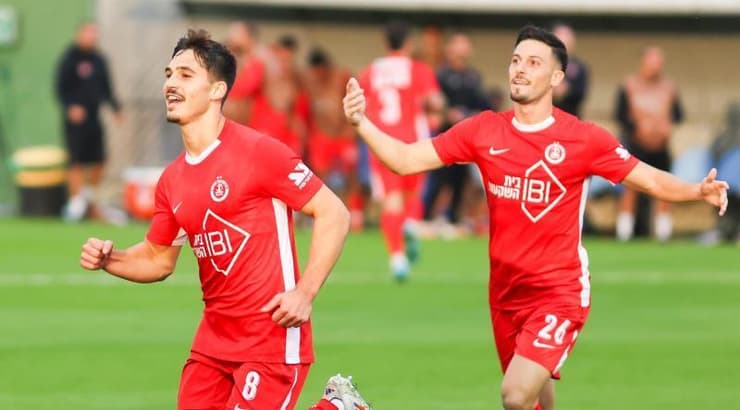 שחקני הפועל תל אביב חוגגים