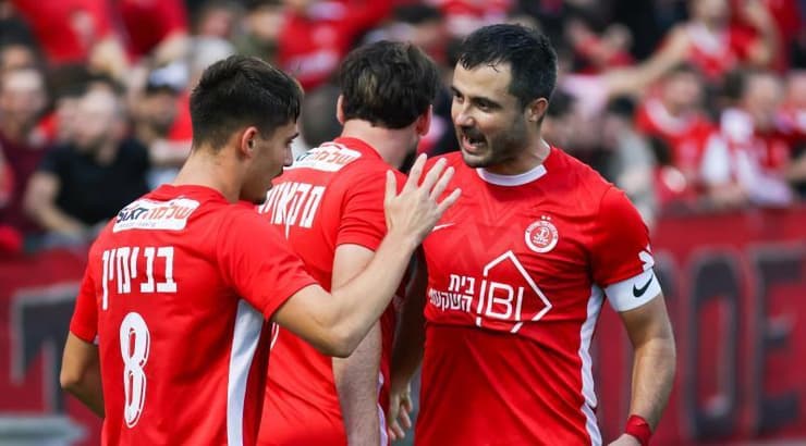 שחקני הפועל תל אביב חוגגים