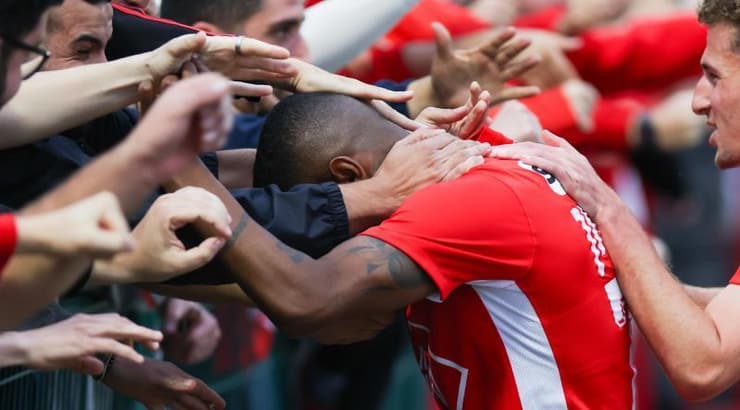 בריהון עם הקהל של הפועל תל אביב