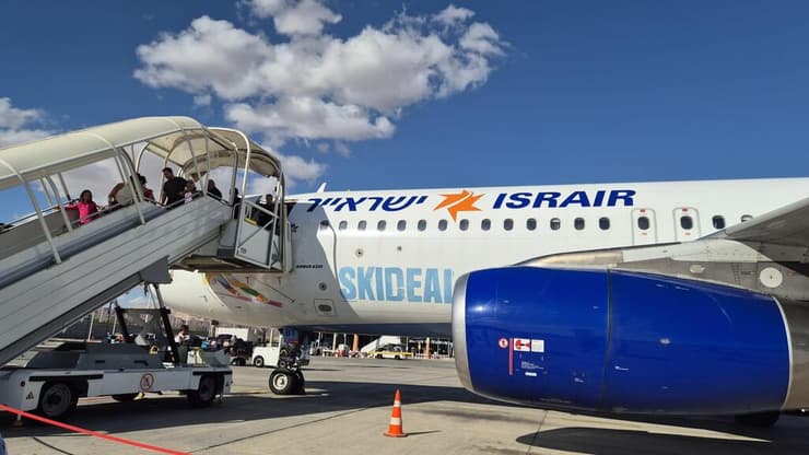 טיסה לאילת. העיר מלאה על אף שמספר הטיסות לעיר ירד מעט בהשוואה ל-2022 (צילום: מירב קריסטל) טיסה לאילת. העיר מלאה על אף שמספר הטיסות לעיר ירד מעט בהשוואה ל-2022