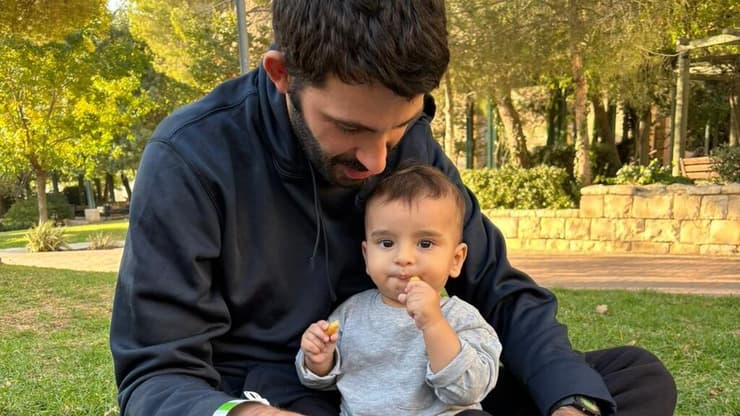 יובל טיאנו ובנו בן ה-11 חודשים שנולד במהלך המלחמה