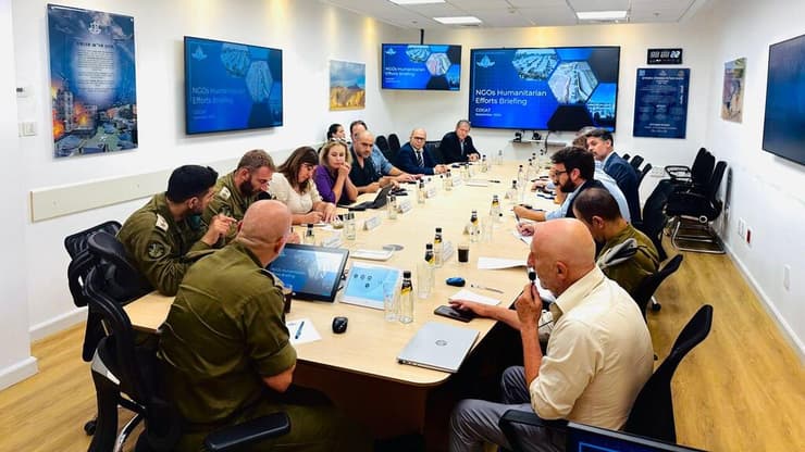 מתאם פעולות הממשלה בשטחים, אלוף עליאן, בשיח עם ארגוני הסיוע הבינלאומיים (צילום: מתפ״ש) מתאם פעולות הממשלה בשטחים, אלוף רסאן עליאן, בשיח עם ארגוני הסיוע הבינלאומיים