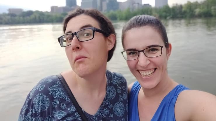 חטופה אליזבת אליזבט צורקוב עם אחותה אמה