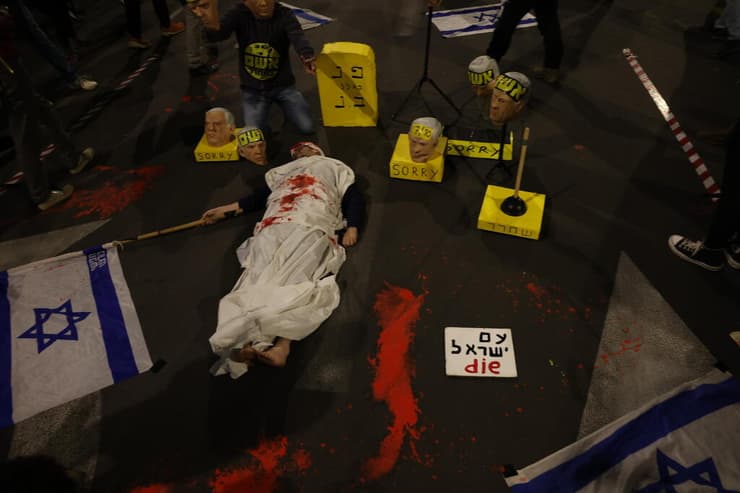 מחאה בקריאה להחזרת החטופים בתל אביב. האם הפעם התבונה תנצח? (צילום: טל שחר) הפגנה להחזרת החטופים בדרך בגין, תל אביב