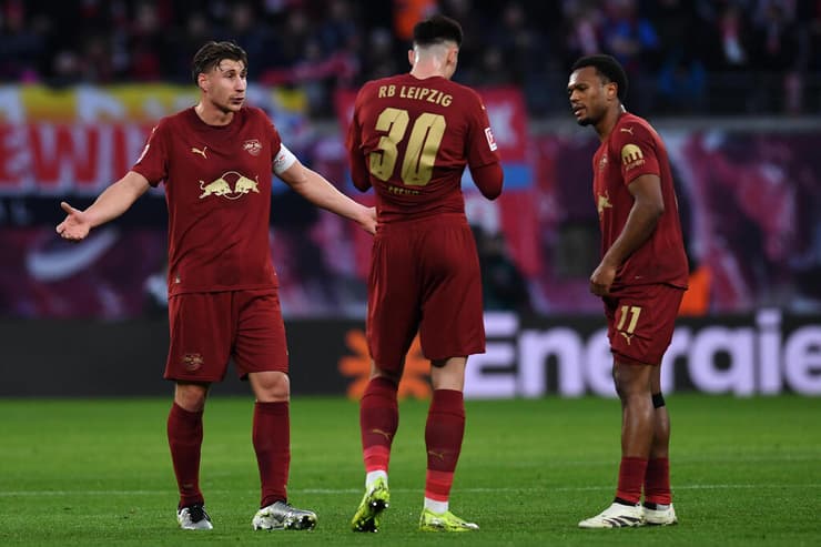 עוד הפסד. שחקני לייפציג מאוכזבים (צילום: Luciano Lima/Getty Images) שחקני לייפציג מאוכזבים