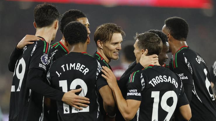 במומנטום מצוין. שחקני ארסנל חוגגים (צילום: Reuters/John Sibley) טרוסאר והחברים חוגגים