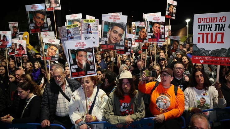 עצרת בכיכר החטופים (צילום: טל שחר ) עצרת בכיכר החטופים