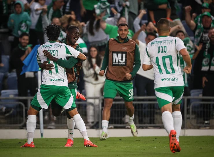 שחקני מכבי חיפה חוגגים עם ליאור רפאלוב