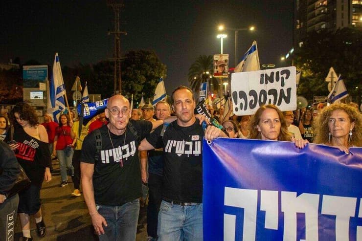 פרופ' יאיר שגיא (משמאל) בהפגנה