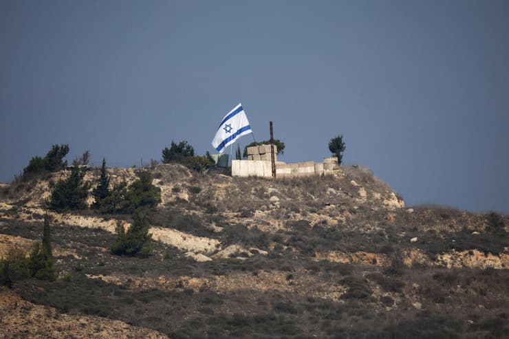דגל ישראל בדרום לבנון (צילום: REUTERS/Stoyan Nenov) דגל ישראל בדרום לבנון