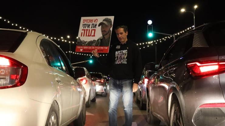רובי חן במחאה בנתניה, לפני כחודש וחצי (צילום: אדיר סטופ ) רובי חן, אביו של החייל איתי חן החטוף שגופתו מוחזקת בעזה, מסתובב בין מכוניות בנתניה ומבקש את תמיכתם בפדיון שבויים