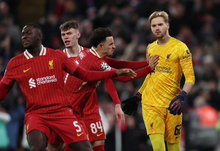 שחקני ליברפול חוגגים עם קוויבין קלהר