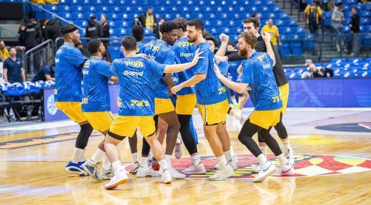 שחקני מכבי תל אביב בחימום