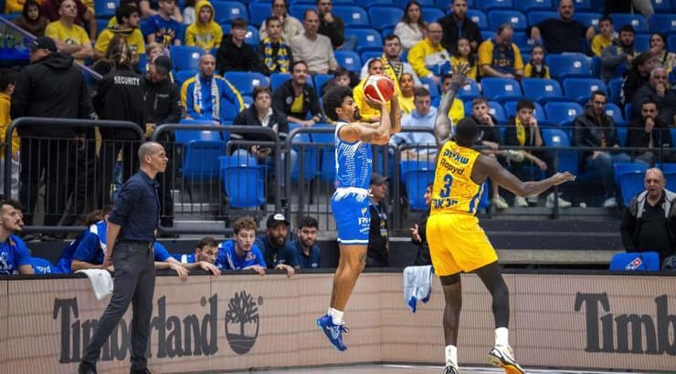 רוברטו גלינאט זורק