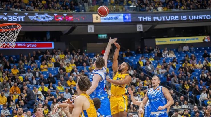 דייויד דה ג'וליוס זורק