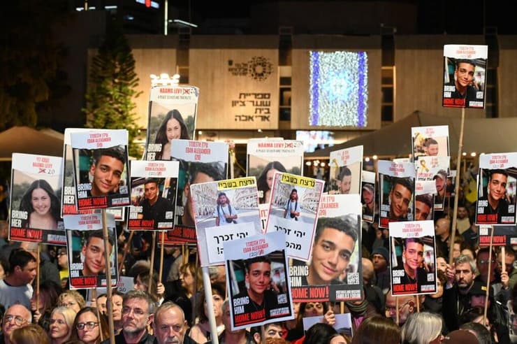עצרת בכיכר החטופים בתל אביב, לאחר הסרטון שפרסם חמאס של עידן אלכסנדר