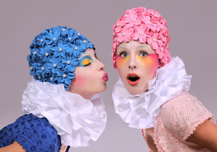 בני אדם כמעט ולא עושים גרומינג, אבל כן מתנשקים. ליצניות בדרך להתנשק