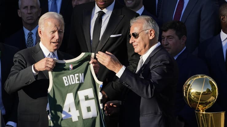 המיליארדר מארק לסרי ג'ו ביידן מילווקי באקס