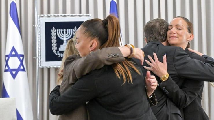 יצחק ומיכל הרצוג עם משפחתו של עידן אלכסנדר