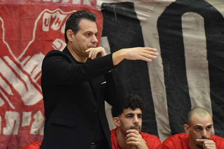 השחקנים שלו יגיעו רעננים. איטודיס (צילום: נחום סגל) מאמן הפועל ת"א דימיטריס איטודיס