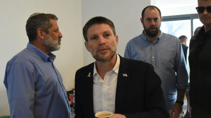 סיור מפלגת הציונות הדתית בפתח ישיבת הסיעה באביבים