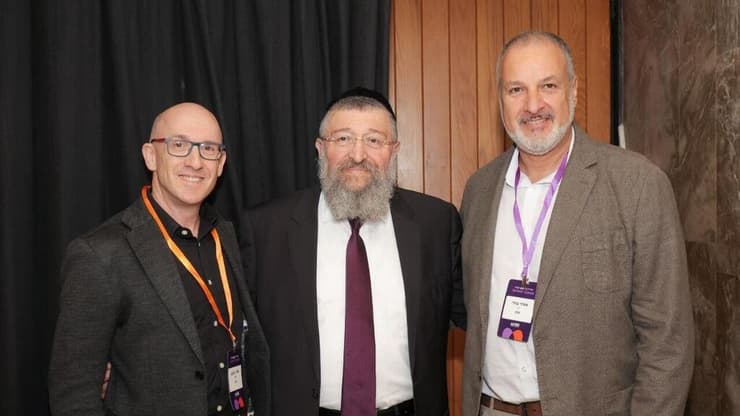 אופיר עוזרי יו"ר עוגן (מימין), שר העבודה יואב בן צור, ושגיא בלשה מנכ"ל עוגן בוועידת עוגן הראשונה (צילום: רונן טופלברג, יח"צ עוגן) אופיר עוזרי יו"ר עוגן (מימין), שר העבודה יואב בן צור, ושגיא בלשה מנכ"ל עוגן בוועידת עוגן הראשונה