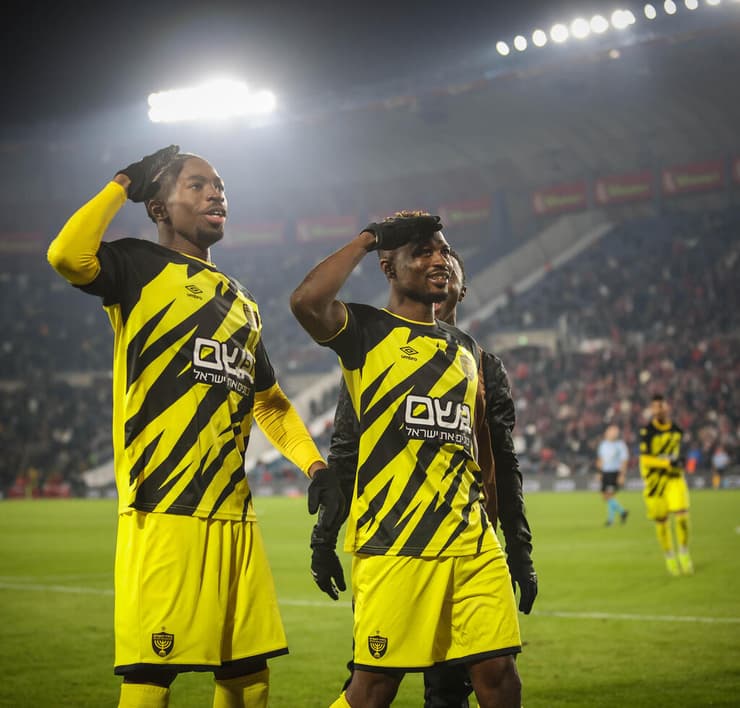 שחקן בית"ר ירושלים פטריק טוומאסי עם סילבה קאני