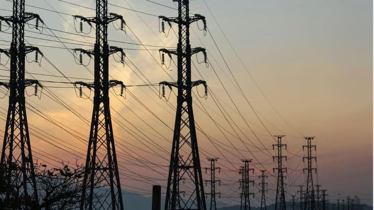 עמודי חשמל (CANVA) עמודי חשמל