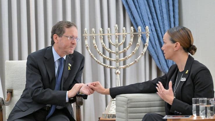 יצחק ומיכל הרצוג עם משפחתו של עידן אלכסנדר