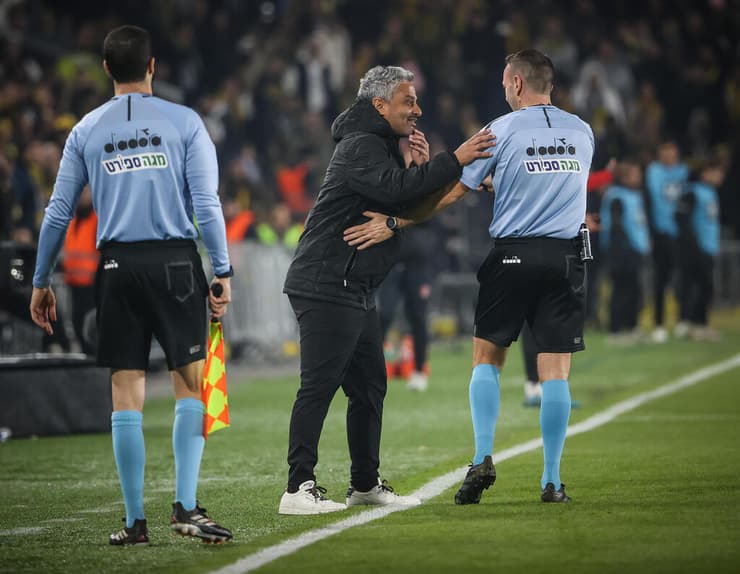 מאמן בית"ר ירושלים ברק יצחקי עם השופט אוראל גרינפלד