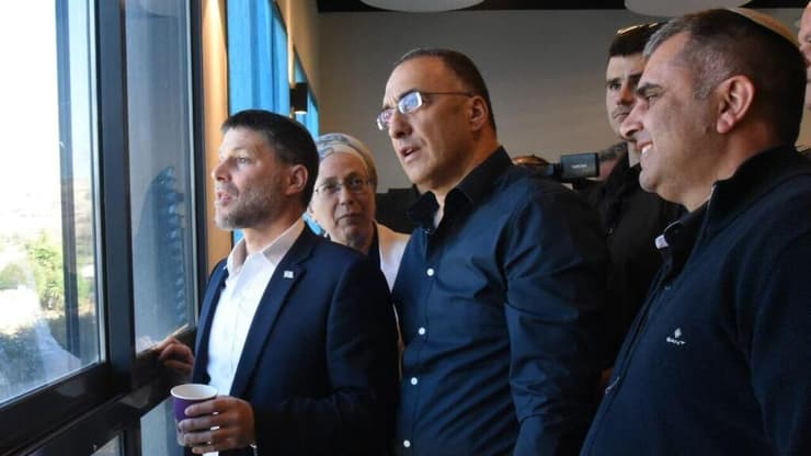 סיור מפלגת הציונות הדתית בפתח ישיבת הסיעה באביבים