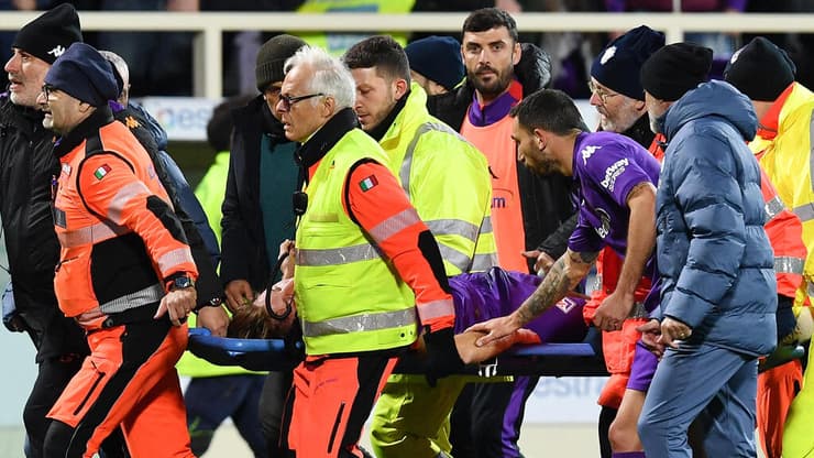 שחקן פיורנטינה אדוארדו בובה מפונה מכר הדשא