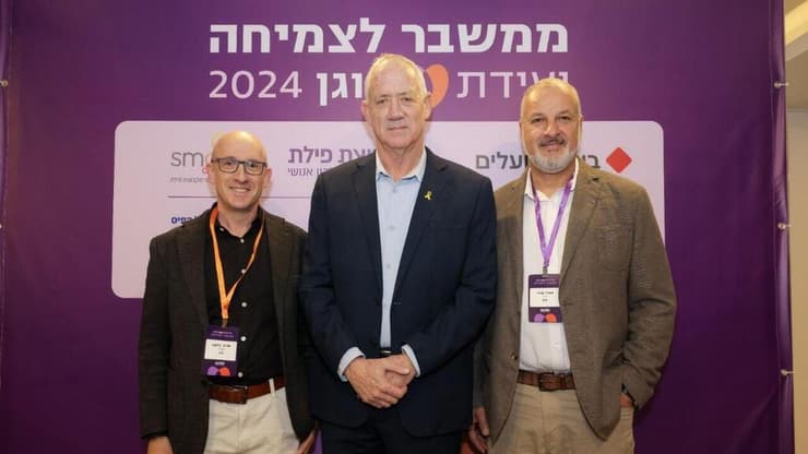 אופיר עוזרי יו"ר עוגן (מימין), בני גנץ יו"ר המחנה הממלכתי ושגיא בלשה מנכ"ל עוגן, בוועידת עוגן הראשונה (צילום: רונן טופלברג, יח"צ עוגן) אופיר עוזרי יו"ר עוגן (מימין), בני גנץ יו"ר המחנה הממלכתי ושגיא בלשה מנכ"ל עוגן, בוועידת עוגן הראשונה