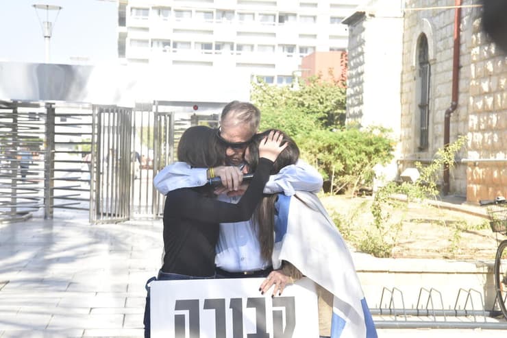 אגמון עם אחיותיו של אסף ז"ל, בהצהרה מחוץ לבית החולים (צילום: שרון צור) משפחתו של אסף דגן בתגובה לפסק הדין של בג"צ