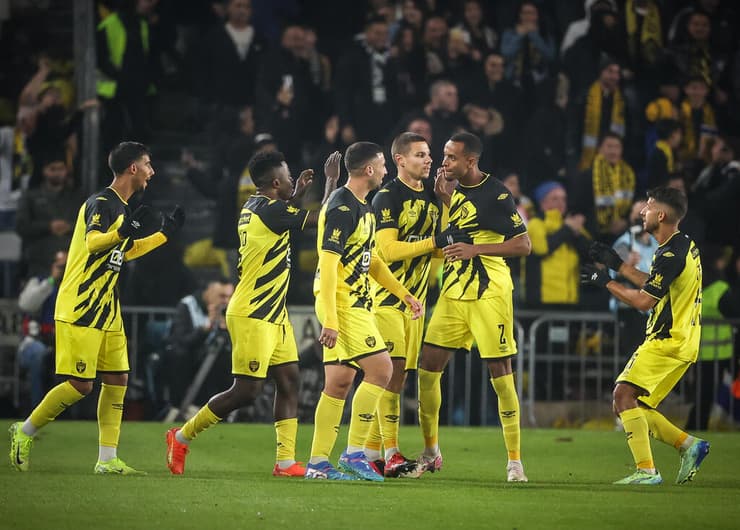 שחקני בית"ר ירושלים חוגגים