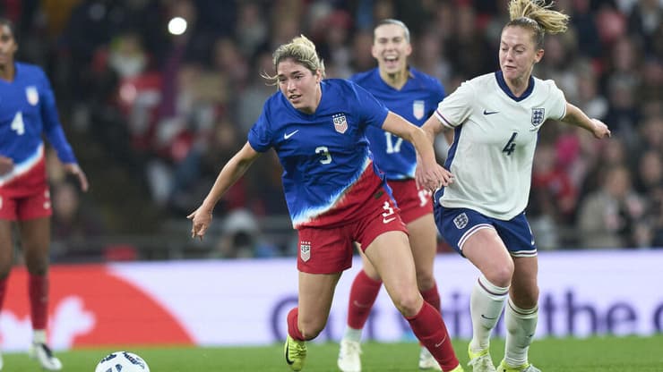 ההתנצלות שלה לא סיפקה את כל האוהדים. אלברט (צילום: Peter van den Berg-Imagn Images) קורבין אלברט