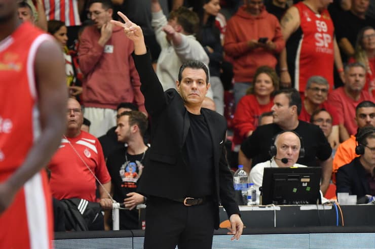 מאמן הפועל ת"א דימיטריס איטודיס