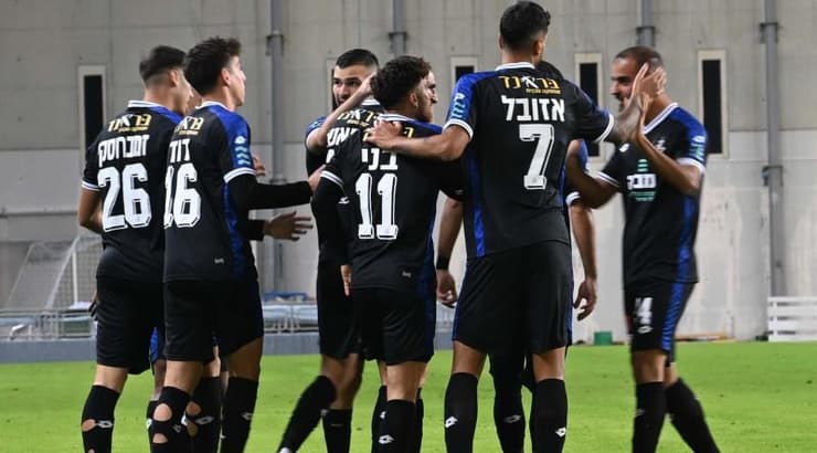 שחקני הפועל פתח תקווה חוגגים