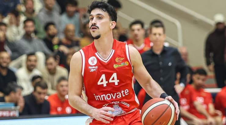 בכורה באדום, ניב משגב