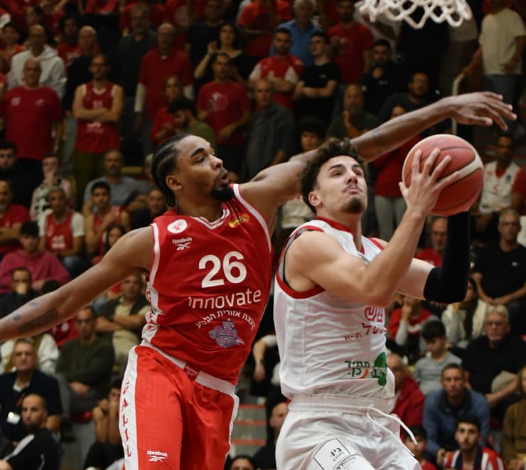 שחקן הפועל ת"א נועם יעקב מול שחקן הפועל גלבוע/גליל בן מור