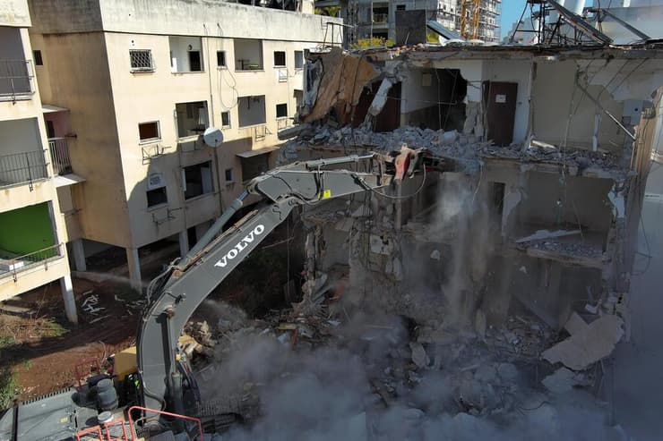 הריסת בניין ישן בפתח תקווה בפרויקט התחדשות עירונית של קטה גרופ